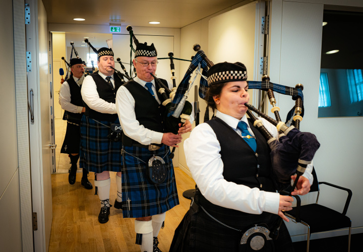 Musik zum Ausklang der Feierstunde durch die Police Piper Band der Polizei Berlin