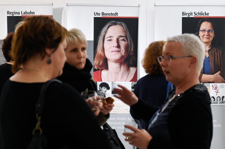 Ehemalige Hoheneckerinnen im Gespräch mit Besuchern.