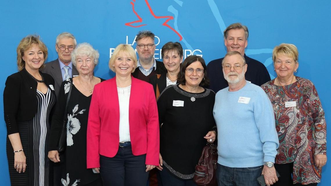 Dank an Ehrenamtliche (v. l. n. r.): Regina Süßmuth, André Cunow, Hannelore Gußmann, Landtagspräsidentin Prof. Dr. Ulrike Liedtke, Thomas Schmidt, Petra Hennig, Renate und Bernd Maaß, Attila Weidemann (rbb), Helga Ehresmann