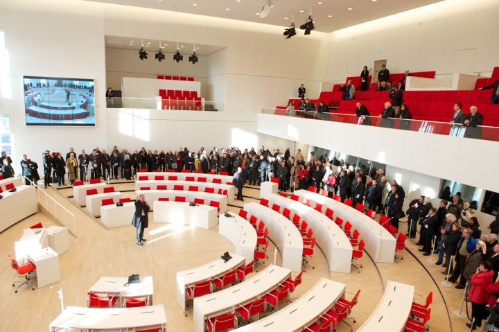 Januar 2014: Der damalige Landtagspräsident Gunter Fritsch erläutert Besucherinnen und Besuchern am Eröffnungswochenende die Sitzordnung im Plenarsaal des neuen Landtagsgebäudes am Alten Markt.