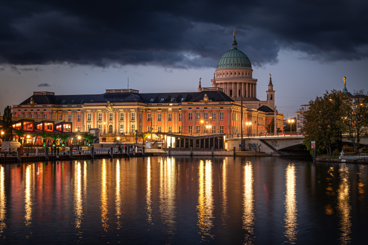 Abendansicht des Landtagsgebäudes von Süden, im Vordergrund die Havel, rechts die Lange Brücke