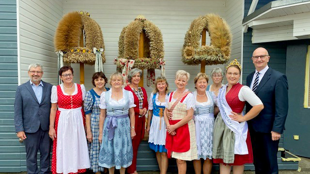 Landwirtschaftsminister Axel Vogel (1. v. l.), Vizepräsidentin Barbara Richstein (5. v. l.), Vorsitzende des Landfrauenvereins Oberhavel Manuela Scheil (6. v. l.), die Brandenburger Erntekönigin Pauline Hirschfeld (2. v. r.) und Ministerpräsident Dietmar Woidke (3. v. r.)