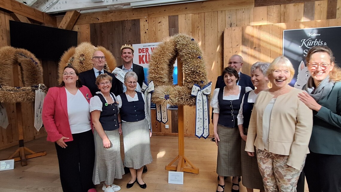 Ministerpräsident Dr. Dietmar Woidke (2. v. l.), Landtagspräsidentin Prof. Dr. Ulrike Liedtke (2. v. r.) und Landwirtschaftsministerin Hanka Mittelstädt (r.) mit Brandenburger Landfrauen bei der Übergabe der Erntekronen.