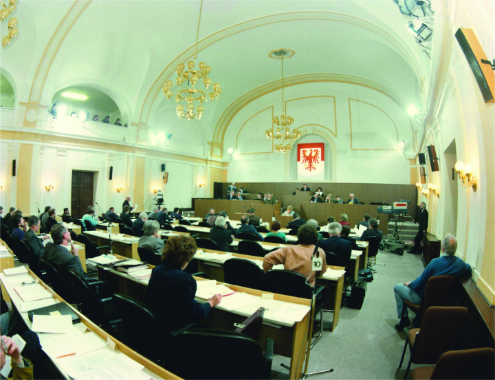 Sitz des Landtages nach der Wiedervereinigung von 1990 bis 1991: der Plenarsaal in der ehemaligen Kadettenanstalt am Standort Heinrich-Mann-Allee 107 in Potsdam