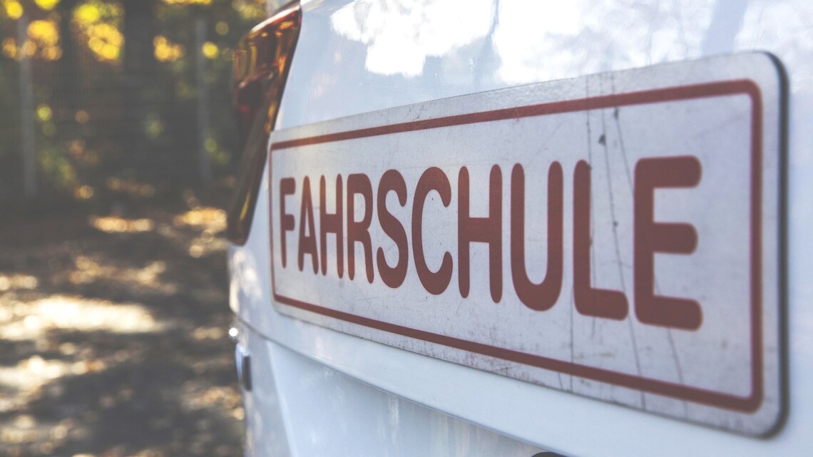 Fahrschulschild am KfZ (Symbolbild)