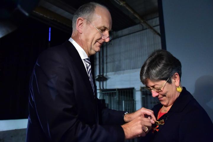 Ministerpräsident Dr. Dietmar Woidke händigt das Verdienstkreuz am Bandes des Verdienstordens der Bundesrepublik Deutschland an Sylvia Wähling aus.