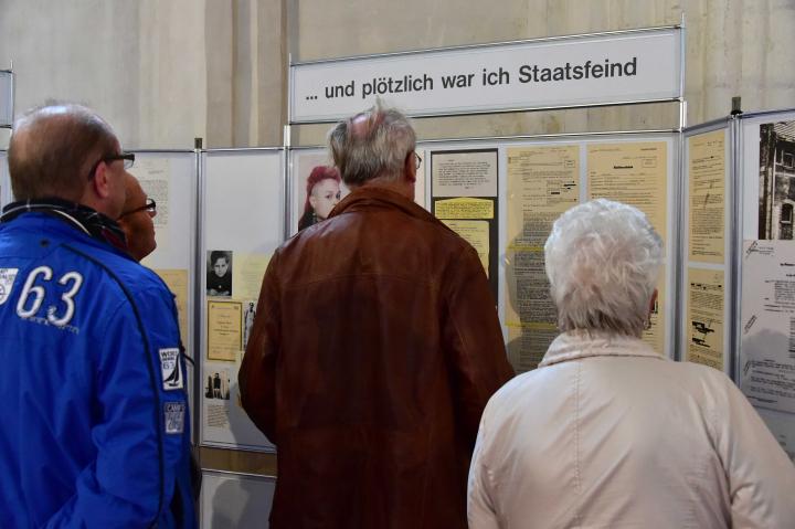 Besucher der begleitenden Ausstellung in der Oberkirche St. Nikolai.
