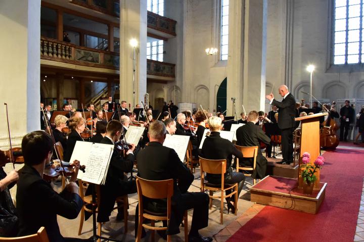 Musikalisch gestaltet wurde die Festveranstaltung von der Filharmonia Zielonogórska unter Leitung von Czeslaw Grabowski und Peter Wingrich an der Orgel.