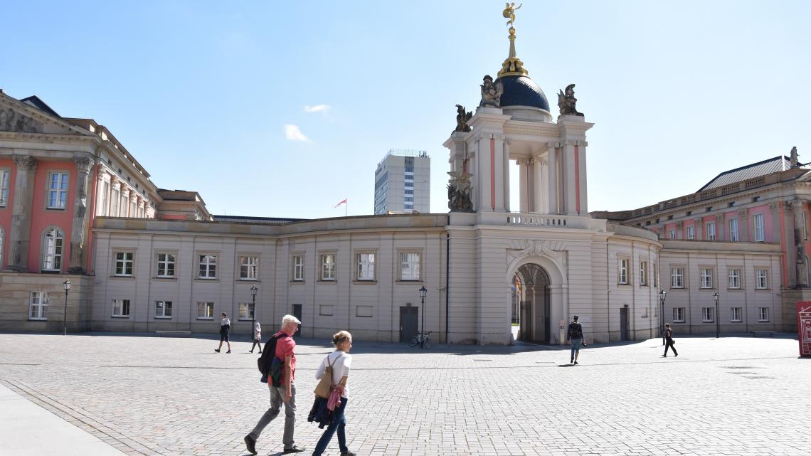 Landtag Brandenburg mit Blick vom Alten Markt