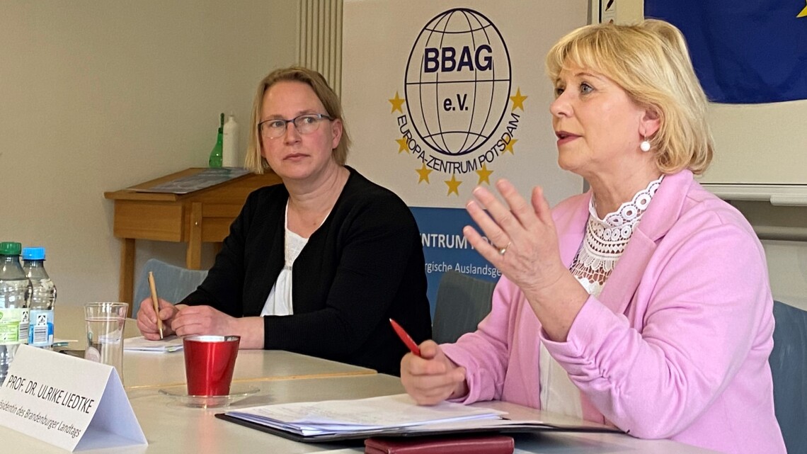 Landtagspräsidentin Prof. Dr. Ulrike Liedtke beim Netzwerktreffen des Forum EuropaBrandenburg mit Ines Friedrich von der Berlin-Brandenburgischen Auslandsgesellschaft (BBAG).