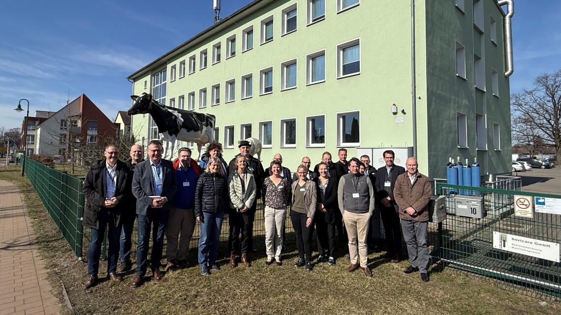 Der Ausschuss für Land- und Ernährungswirtschaft, Umwelt und Verbraucherschutz beim Vor-Ort-Termin im Institut für Fortpflanzung landwirtschaftlicher Nutztiere Schönow (IFN).