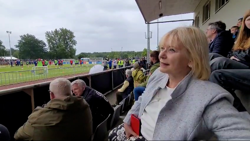 Landtagspräsidentin Prof. Dr. Ulrike Liedtke auf der Tribüne des Volksparkstadions in Neuruppin. 