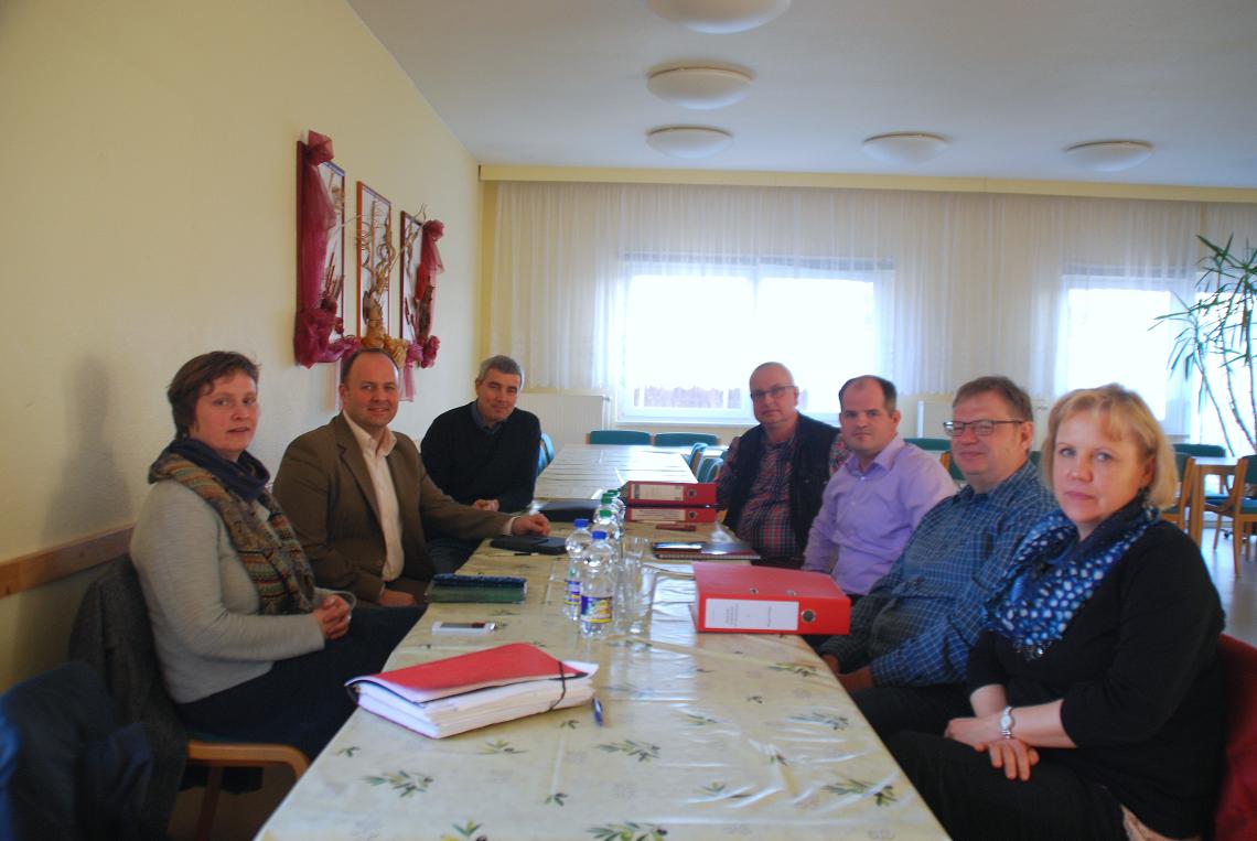 Die Abgeordnete Heide Schinowsky (1. v. l.) im Gespräch mit Petenten.