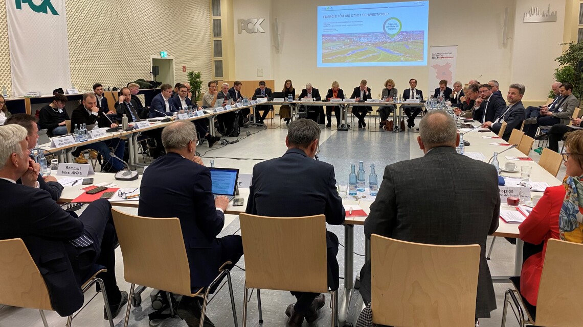 Blick in den Konferenzraum während der 3. Sitzung der Parlamentarischen Konferenz im PCK Schwedt (Oder)