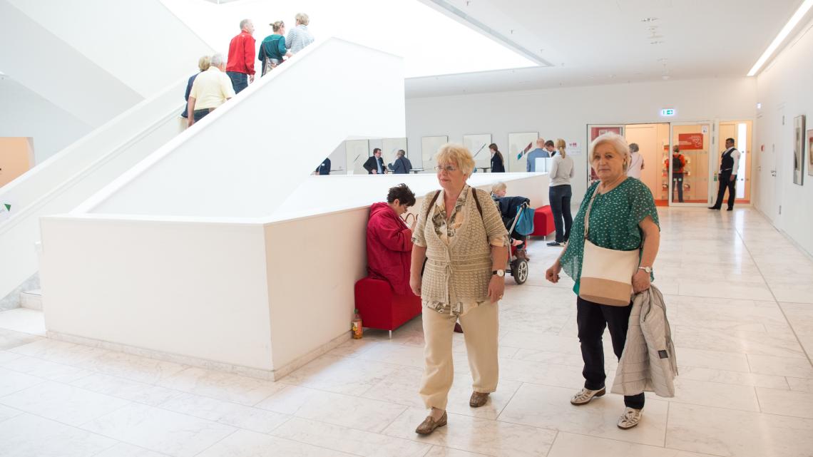 Blick ins offene Treppenhaus des Landtages mit Besuchern