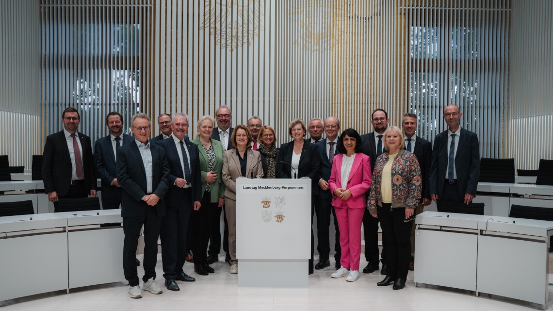 Landtagspräsidentin Prof. Dr. Ulrike Liedtke (v. r.) mit den Präsidentinnen und Präsidenten der deutschen Landtage bei den Feierlichkeiten zum Tag der Deutschen Einheit in Schwerin