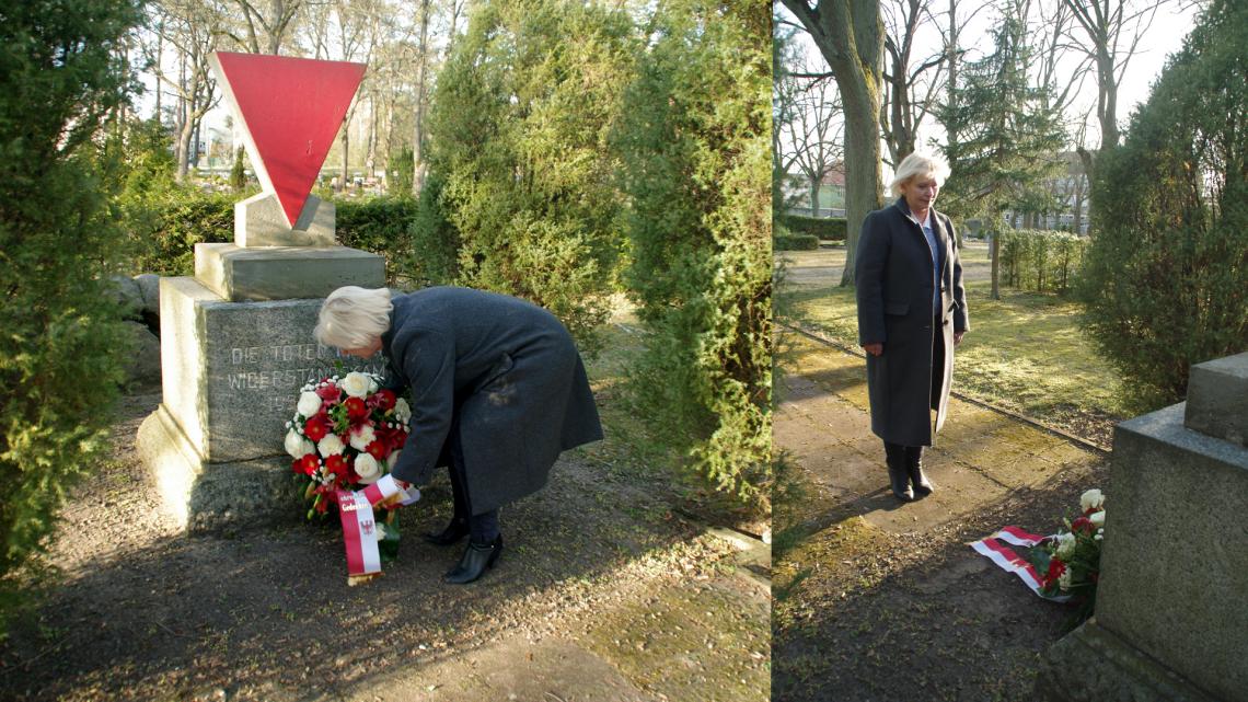 Landtagspräsidentin Prof. Dr. Ulrike Liedtke legt auf dem Rheinsberger Friedhof am Denkmal für die Opfer des Nationalsozialismus ein Blumengesteck nieder.