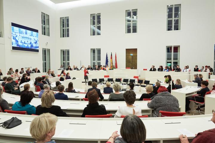 Blick in den Plenarsaal während des Empfangs anlässlich des Internationalen Frauentages