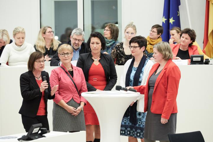 Gesprächsrunde der Frauenpolitischen Sprecherinnen der Fraktionen, v. l. n. r.: Ursula Nonnemacher, Ina Muhß, Kristy Augustin, Diana Bader und Moderatorin Dr. Uta Kletzing