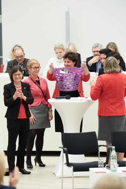 Landtagspräsidentin Britta Stark (m.) nahm eine vom Frauenpolitischen Rat übergebene Unterschriftensammlung entgegen.