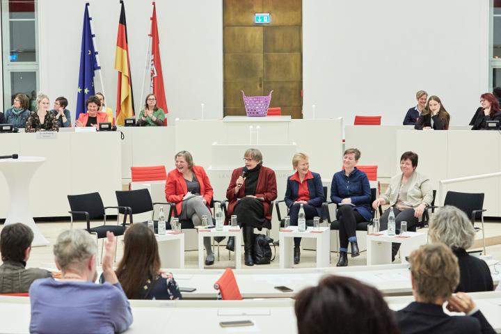 Fishbowl-Diskussion moderiert durch Dr. Uta Kletzing (l.)