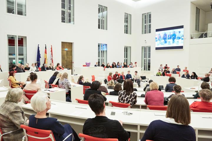 Blick in den Plenarsaal während der Fishbowl-Diskussion