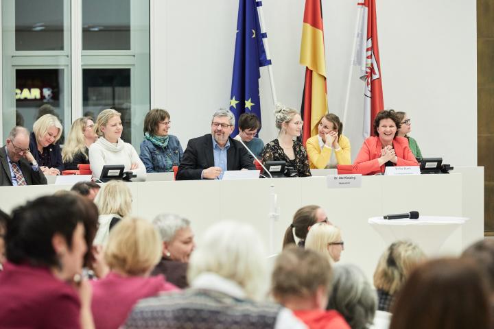 Blick in die Regierungsbank im den Plenarsaal während der Fishbowl-Diskussion