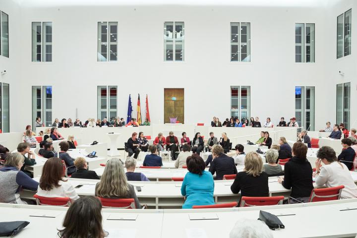 Blick in den Plenarsaal während der Fishbowl-Diskussion