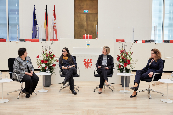 Die Teilnehmerinnen der 1. Diskussionsrunde, v. l. n. r.: Sigrid Schumacher, Katrin Krumrey, Moderatorin Sabine Dahl und Jovita Galster-Döring.