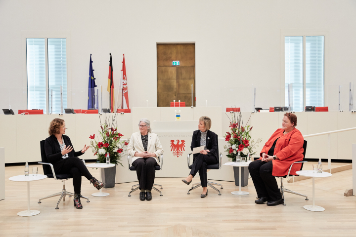 Die Teilnehmerinnen der 2. Diskussionsrunde, v. l. n. r.: Dr. Stefanie Gebauer, Karin Kühl, Moderatorin Sabine Dahl und Petra Quittel