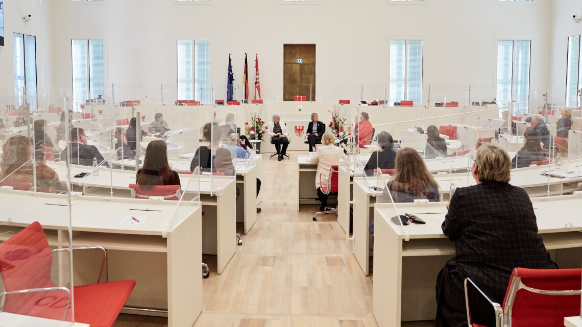 Blick in den Plenarsaal während der 2. Diskussionsrunde zur Frauentagsveranstaltung