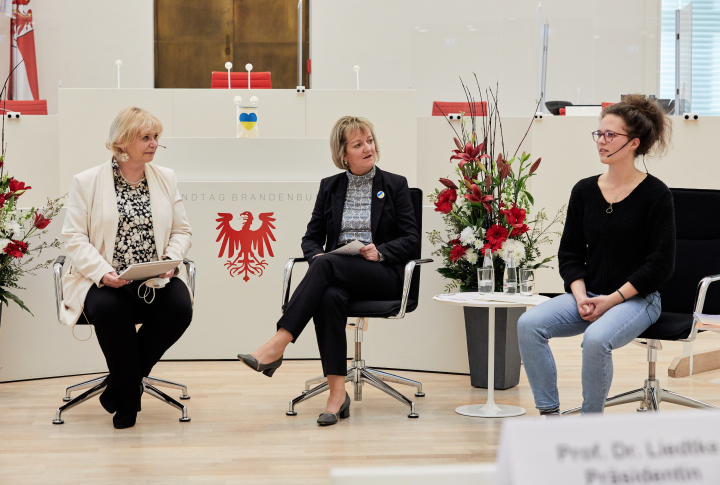 Fazitrunde mit der Landtagspräsidentin Prof. Dr. Ulrike Liedtke (l.), Moderatorin Sabine Dahl (m.) und der Projektleiterin „Parität Macht Demokratie in Brandenburg“ beim Frauenpolitischen Rat Land Brandenburg e.V. Anna Emmendörffer