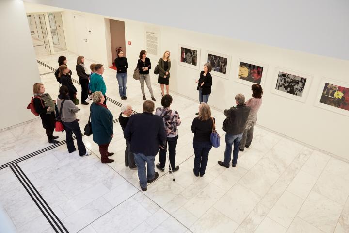 Führung durch die Ausstellung "Arbeit, Arbeit, Arbeit" durch Mitarbeiterinnen des Kunstarchivs Beeskow