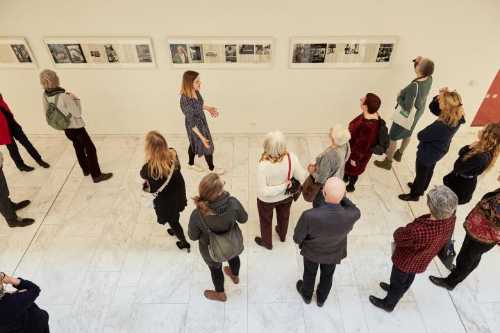 Führung durch die Ausstellung "Arbeit, Arbeit, Arbeit" durch Mitarbeiterinnen des Kunstarchivs Beeskow