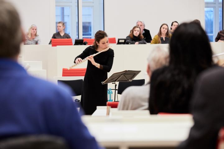 Musikalische Einführung zur Podiumsdiskussion durch die Flötistin Marta Masini