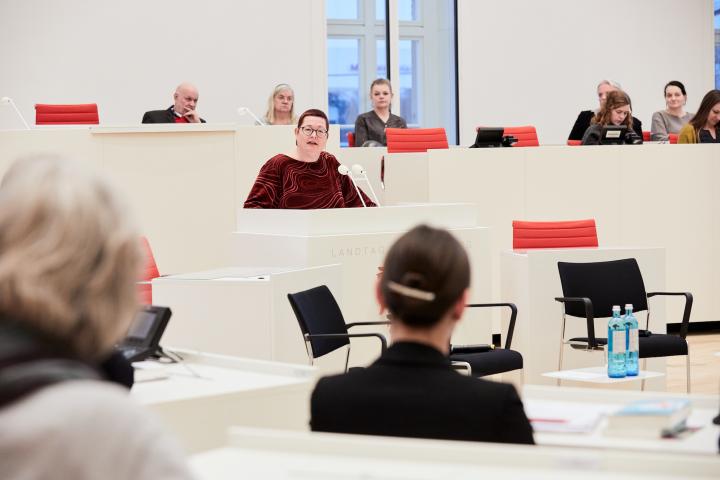 Dr. Martina Weyrauch, Leiterin der Brandenburgischen Landeszentrale für politische Bildung, spricht ein Grußwort zu Beginn der Podiumsdiskussion.