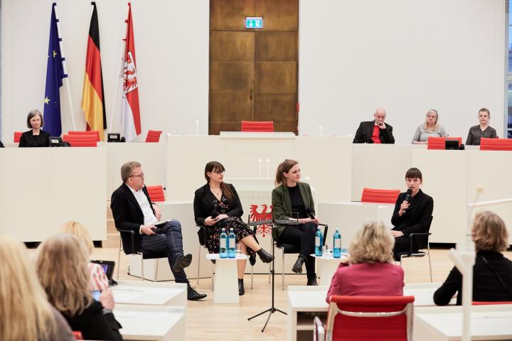 Moderatorin Florentine Nadolni (1. v. r.), Leiterin des Kunstarchivs Beeskow und des Dokumentationszentrums Alltagskultur der DDR, im Gespräch mit Autorin Valerie Schönian (2. v. r.), Autor Markus Decker (1. v. l.) und Anja-Christin Faber (2. v. l.), ehem. Geschäftsführerin des Brandenburger Landfrauenverbands e. V.