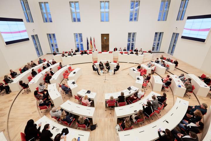 Blick in den Plenarsaal während der Podiumsdiskussion