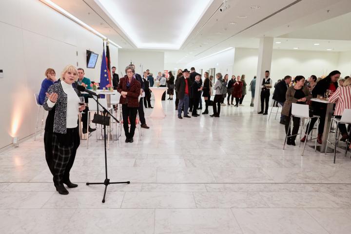 Begrüßung der Gäste zum anschließenden Empfang in der Lobby durch Landtagspräsidentin Prof. Dr. Ulrike Liedtke