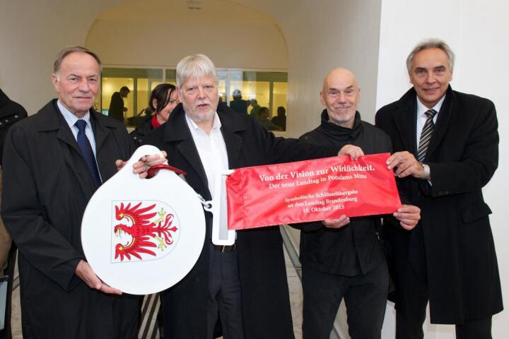 Symbolische Schlüsselübergabe zum neuen Landtagsgebäude