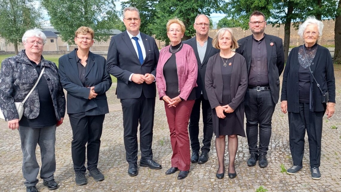 Vizepräsident Rainer Genilke (3. v. l.) mit weiteren Teilnehmerinnen und Teilnehmern der Gedenkfeier in der Mahn- und Gedenkstätte Ravensbrück.