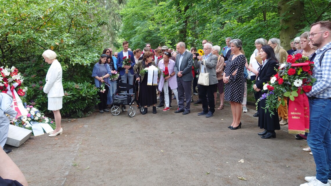 Vizepräsidentin des Landtages Barbara Richstein (8. v. r.) bei der Gedenkveranstaltung anlässlich des 86. Jahrestages der Verschleppung der Berliner Sinti und Roma in das NS-Zwangslager Marzahn.