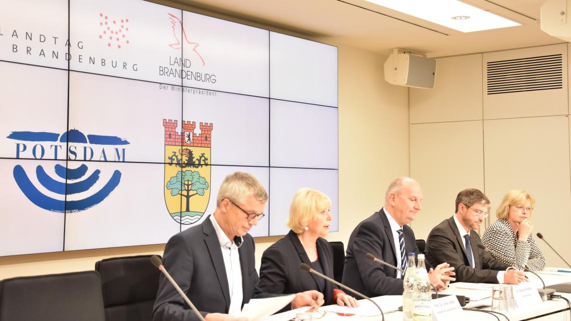 Gemeinsamen Pressekonferenz von Landtag, Landesregierung, Landeshauptstadt Potsdam und dem Berliner Nachbarbezirk Steglitz-Zehlendorf im Landtag