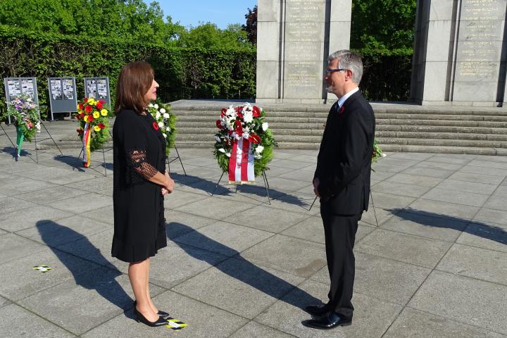 Vizepräsidentin Barbara Richstein im Gespräch mit dem Botschafter der Ukraine Andrii Melnyk am Sowjetischen Ehrenmal Tiergarten.