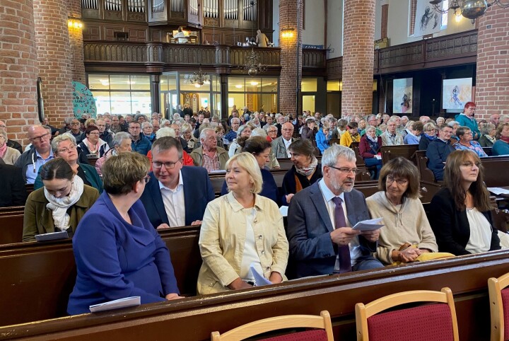 Gottesdienst zum Erntedank, v. l. n. r.: Bundesbauministerin Klara Geywitz, Landtagspräsidentin Prof. Dr. Ulrike Liedtke, Minister für Landwirtschaft, Umwelt und Klimaschutz Axel Vogel und Ministerin der Finanzen und für Europa Katrin Lange (1. v. r.)