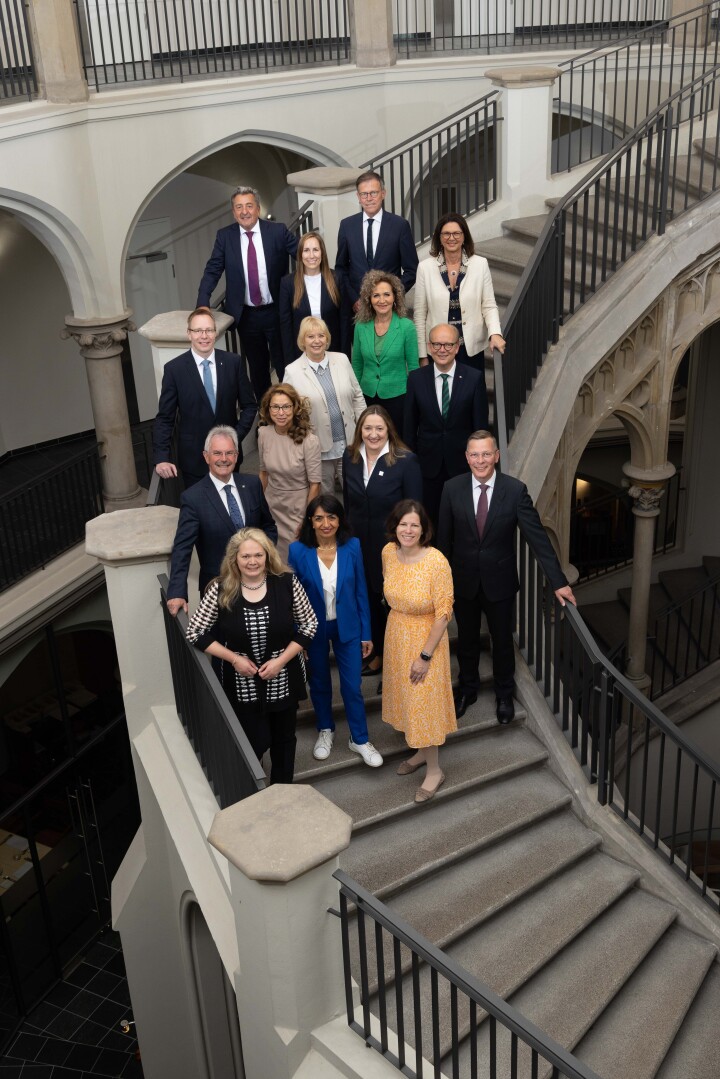 Gruppenfoto von den an der Konferenz teilnehmenden Präsidentinnen und Präsidenten der deutschen Landesparlamente mit Bürgerschaftspräsident Frank Imhoff