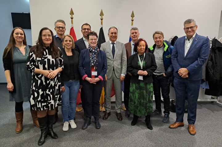 Impression der Reise des AWFK: Gruppenbild der Mitglieder des AWFK mit dem deutschen Botschafter in Wien Vito Cecere (5. v. r.) und der Ministerin für Wissenschaft, Forschung und Kultur Manja Schüle (2. v. l.)