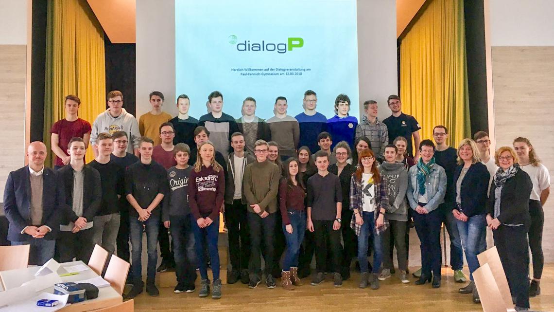 Gruppenfoto zur Dialogveranstaltungen mit den Schülerinnen und Schüler des Paul-Fahlisch-Gymnasiums Lübbenau/Spreewald und den Abgeordneten.