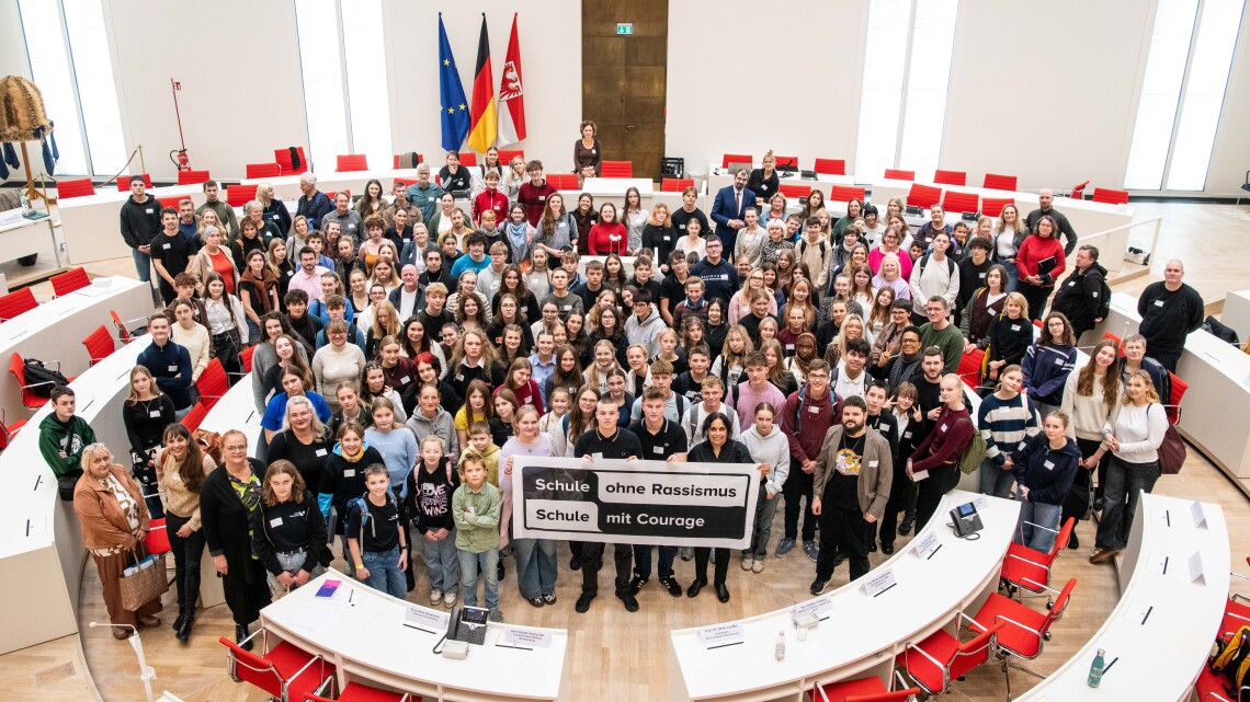 Gruppenfoto aller Teilnehmerinnen und Teilnehmer des Landestreffens der „Schulen ohne Rassismus – Schulen mit Courage“ 2025