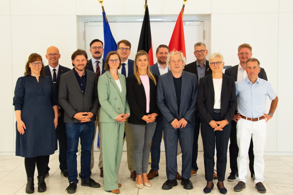 Gruppenfoto der Mitglieder der EK 8/2. (V. l. n. r.) Prof. Dr.-Ing. Christine Eisenmann, Norbert Rescher, Oliver Skopec, Benjamin Filter, Josephine Bowe, Corrado Gursch, Martina Maxi Schmidt, Ludwig Scheetz, Prof. Dr. Andreas Knie, Daniel Freiherr von Lützow, Prof. Dr. Barbara Lenz, Sebastian Rüter und Dr. Anatol Jung 
